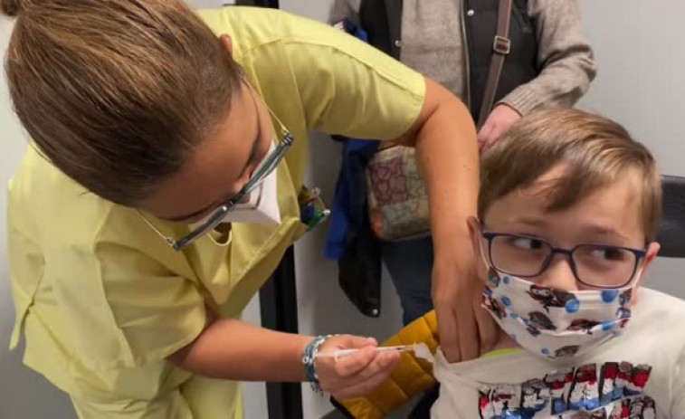 Emoción y nervios en el primer día de vacunación de los niños gallegos, que quieren volver a la 