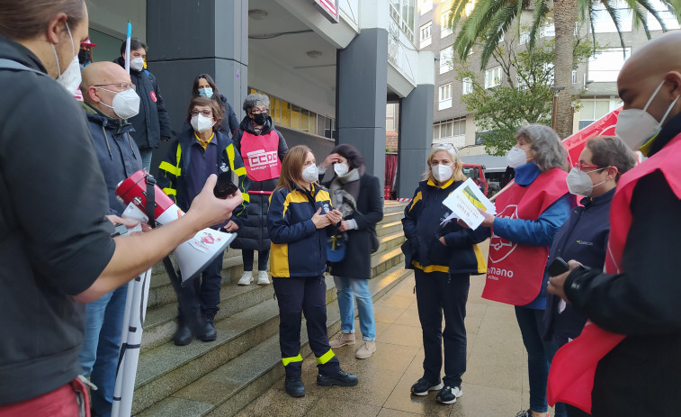 Personal de Correos en Ribeira critica la supresión de dos empleados con el nuevo sistema de reparto