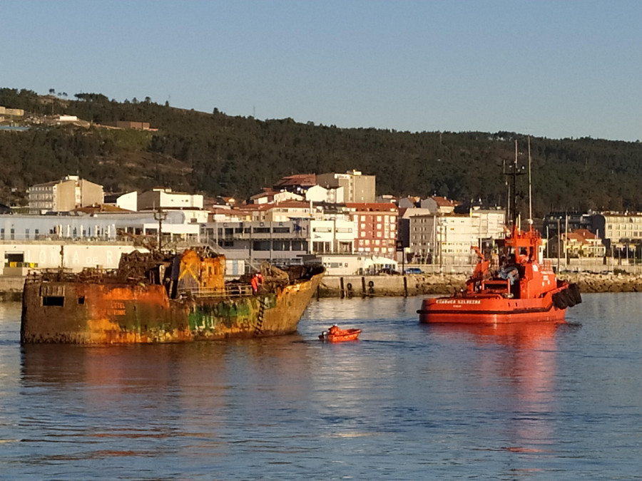 Un remolcador retira del puerto de Santa Uxía al palangrero “L’etel”, que será desguazado en un astillero