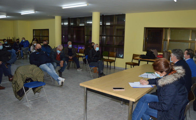 Telmo Martín inicia en Vilalonga una ronda de encuentros con los vecinos