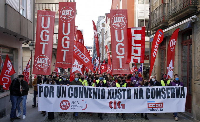 Los trabajadores de la conserva salen a la calle en Vilagarcía y desafían con una huelga