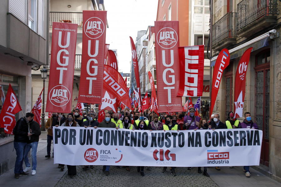 Los trabajadores de la conserva salen a la calle en Vilagarcía y desafían con una huelga