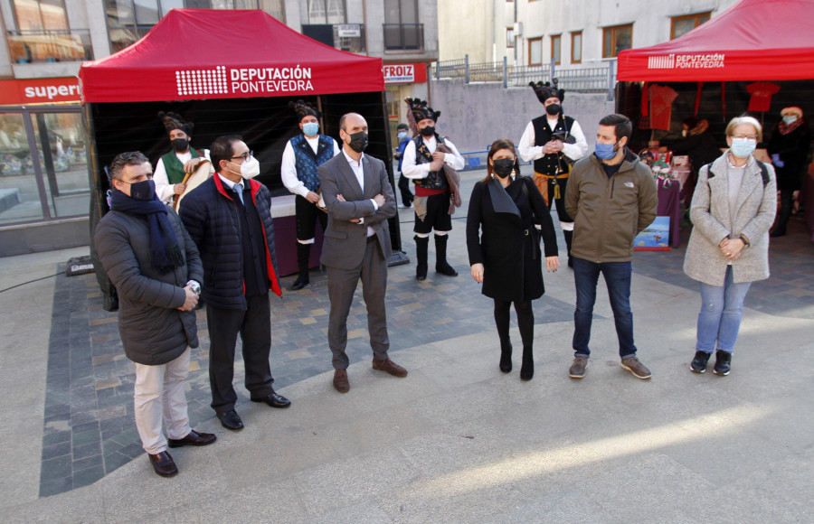 Cambados da vida a la renovada Praza de Dolores del Valle con una feria de artesanía rural