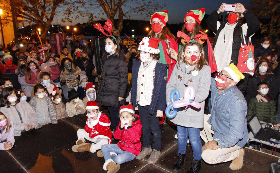 Personajes infantiles y un Papá Noel en barco animan el domingo navideño en Vilagarcía