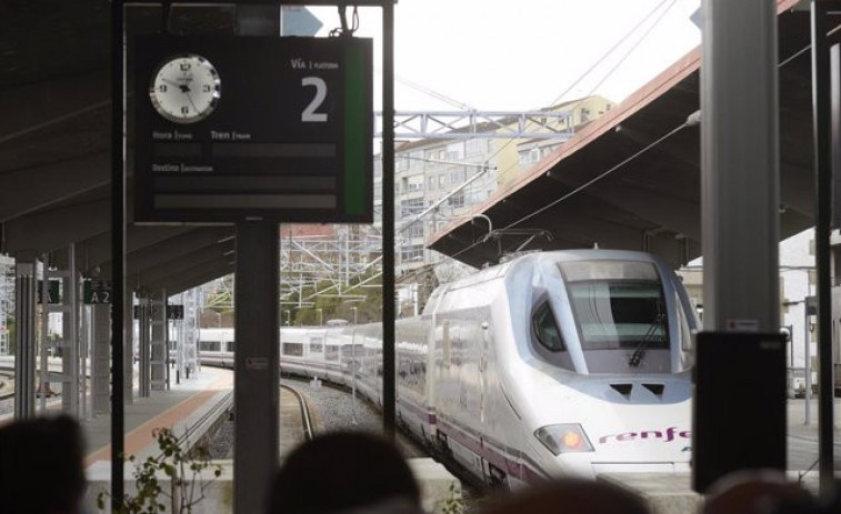 Renfe logra la plena ocupación de sus trenes el día de su estreno entre Madrid y Galicia