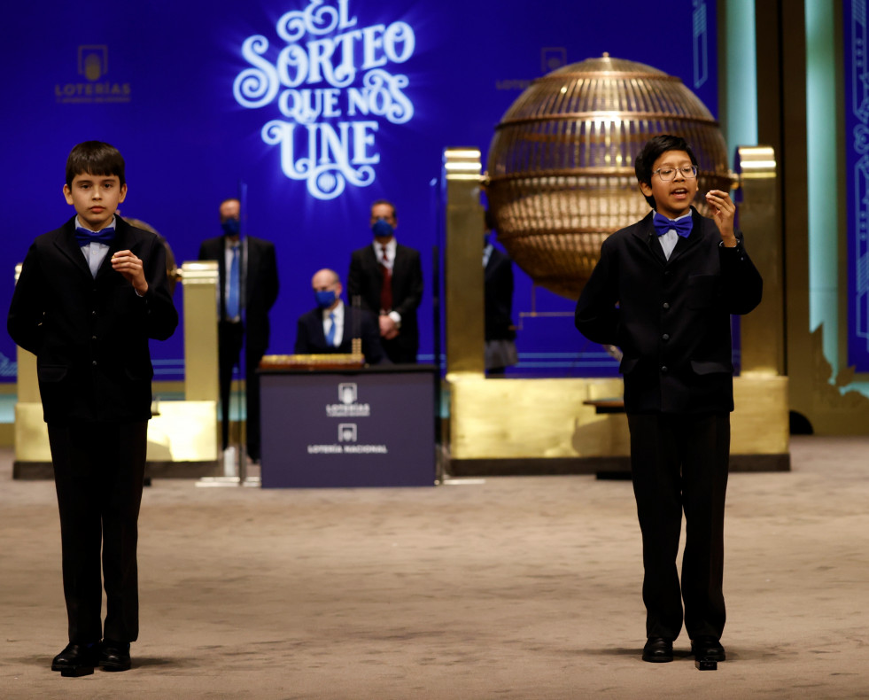 Los niños del Colegio de San Ildefonso cantan el cuarto premio del sorteo de la Lotería de Navidad celebrado en el Teatro Real de Madrid