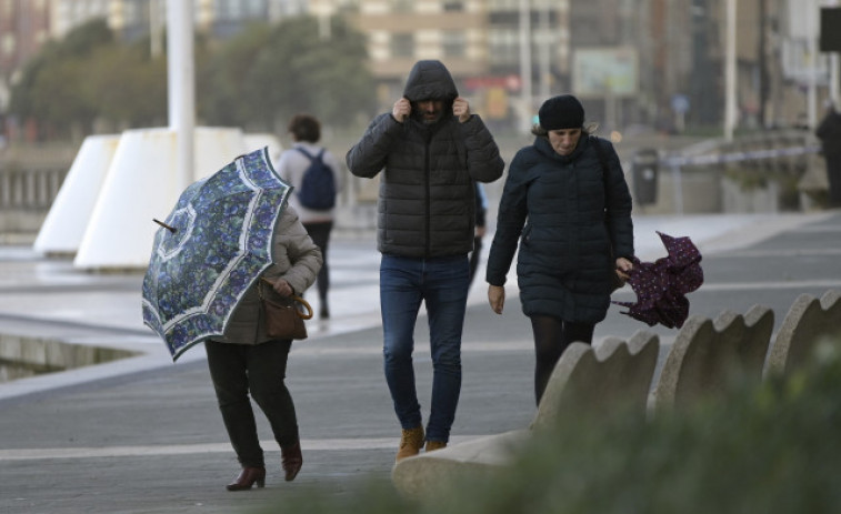 Protección Civil alerta por vientos costeros y fuerte oleaje en Galicia