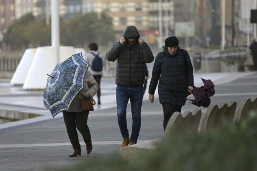 Protección Civil alerta por vientos costeros y fuerte oleaje en Galicia
