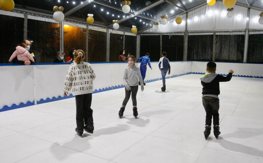 Cambados abre su pista de hielo en Torrado y mantiene las visitas de Papá Noel y los Reyes