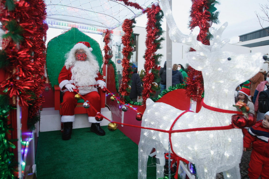 A Illa de Arousa recupera su tradicional desfile de Papá Noel con una buena afluencia