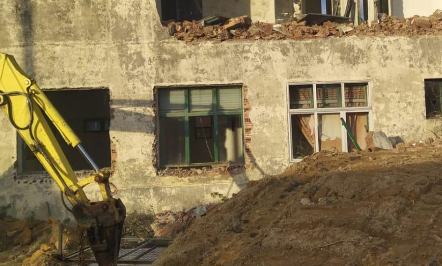 Comienza la demolición de las viejas escuelas de O Tombelo, en Noalla, que pasarán a la historia