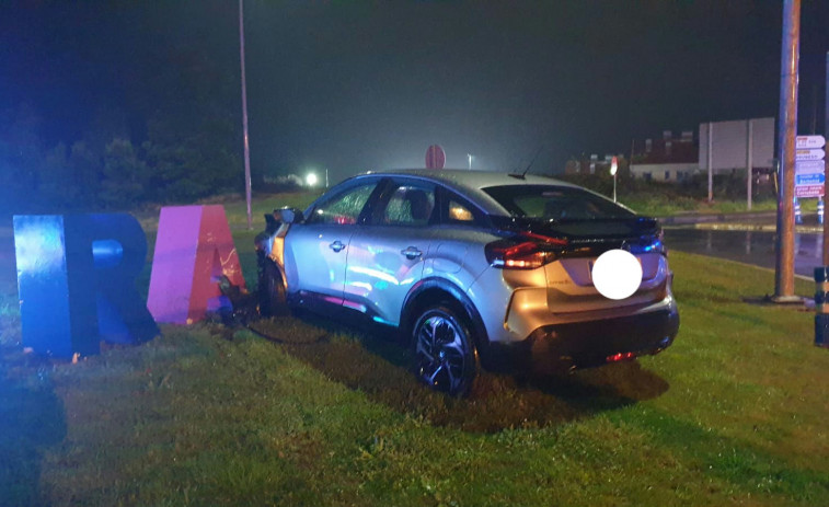 Un coche impacta contra el letrero de Ribeira en Xarás al salir de la Autovía do Barbanza