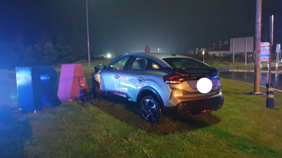 Un coche impacta contra el letrero de Ribeira en Xarás al salir de la Autovía do Barbanza