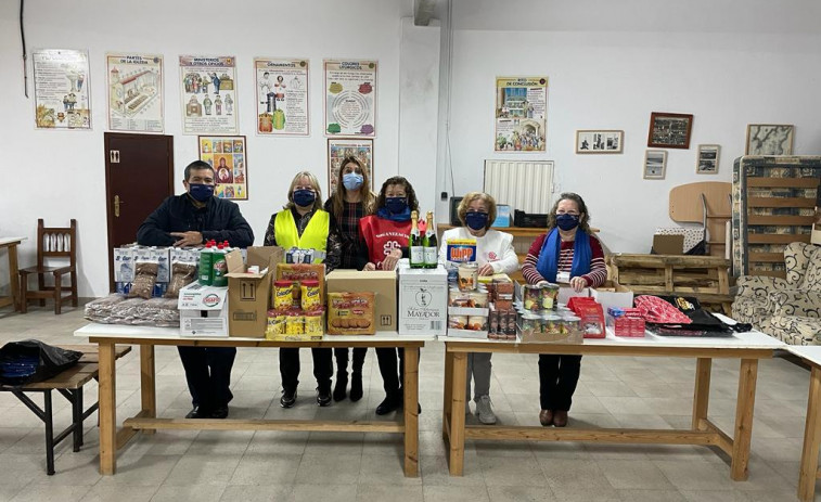 Ribeira reparte alimentos y productos navideños entre un ciento de familias del municipio