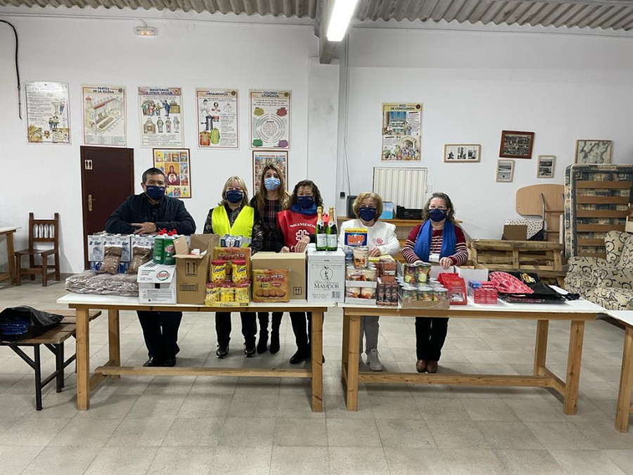 Ribeira reparte alimentos y productos navideños entre un ciento de familias del municipio