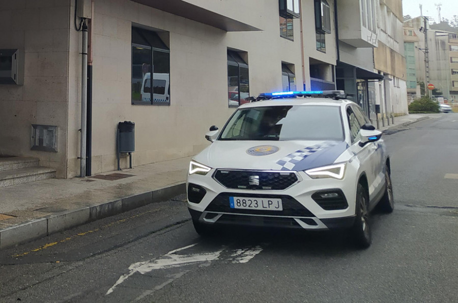 La falta de patrullas de la comisaría deja sola a la Policía Local en noches cruciales de Navidad en Ribeira