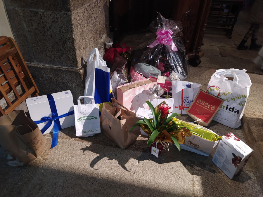 Cáritas sorteó en la iglesia de Santa Uxía un total de 17 obsequios donados por negocios de Ribeira