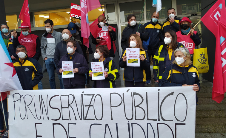 Correos da marcha atrás en sus planes de implantar un nuevo sistema de reparto en Ribeira