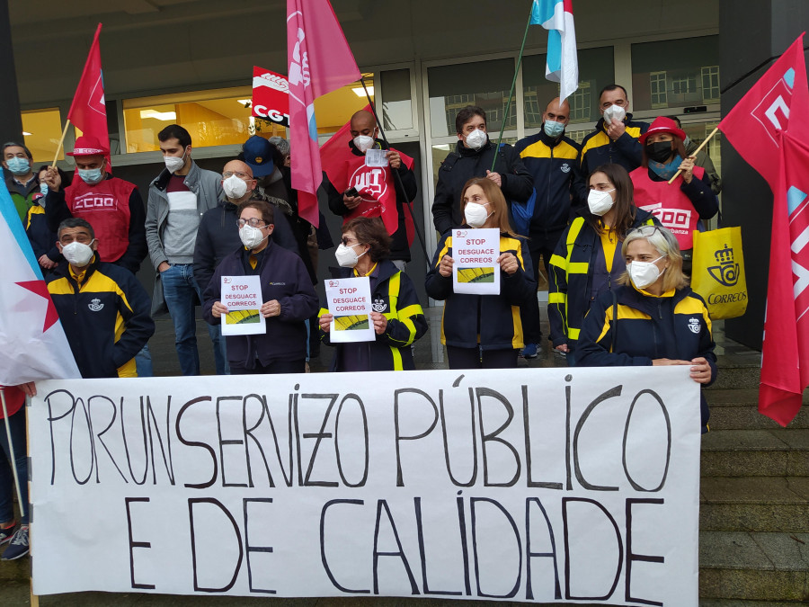 Correos da marcha atrás en sus planes de implantar un nuevo sistema de reparto en Ribeira