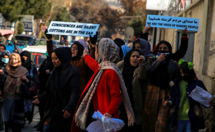 Los talibanes desalojan con violencia una protesta de mujeres