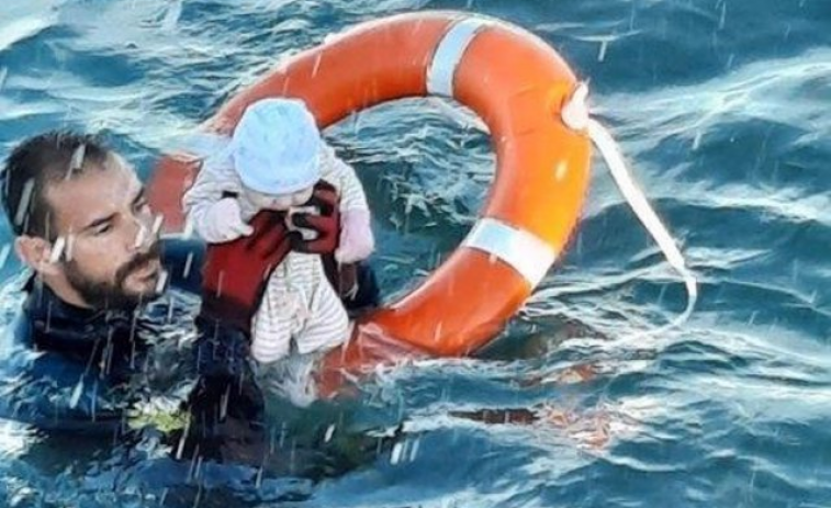 El abrazo de Luna a un migrante y el rescate del Guardia Civil a un bebé en Ceuta, imágenes solidarias de 2021