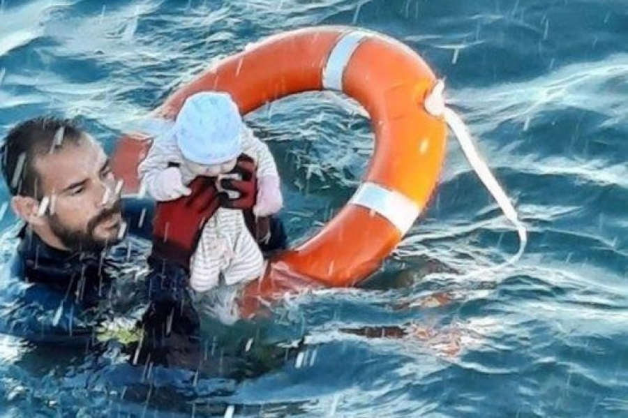 El abrazo de Luna a un migrante y el rescate del Guardia Civil a un bebé en Ceuta, imágenes solidarias de 2021