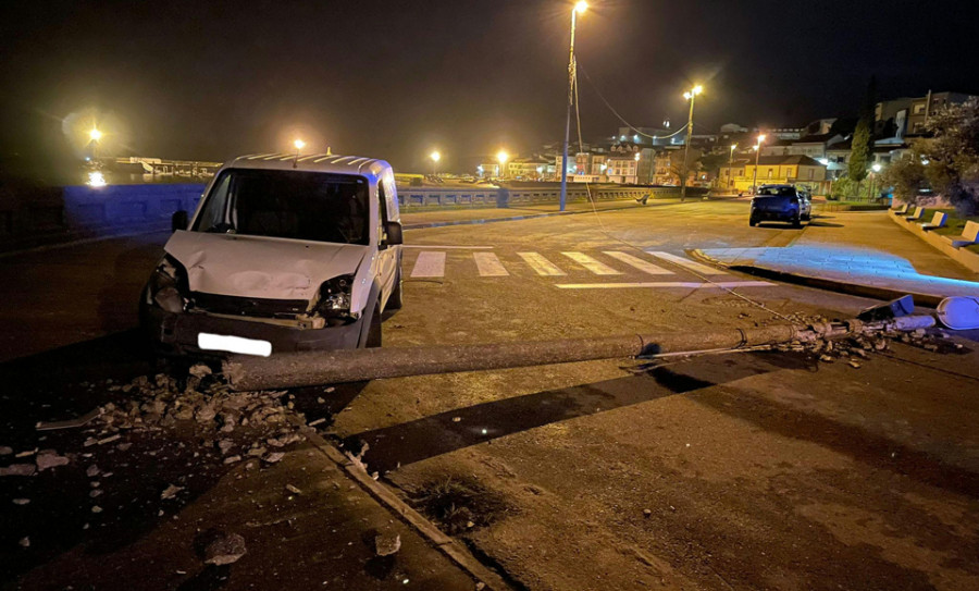 Un conductor se fuga al salirse de la vía su furgoneta y tumbar un poste del alumbrado en Palmeira