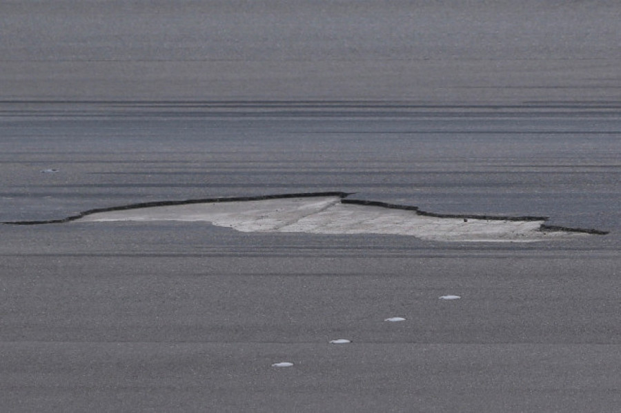 El aeropuerto de Vigo, inoperativo por un socavón en la pista, podría reabrir el próximo lunes