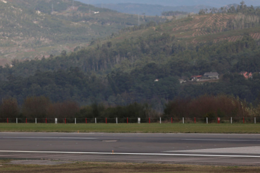 El aeropuerto de Vigo vuelve a estar operativo tras reparar el socavón que había en la pista