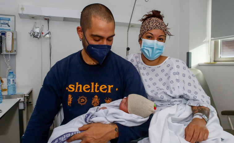 La viguesa Maré se convierte en la primera bebé del año en nacer en el centro de Ande
