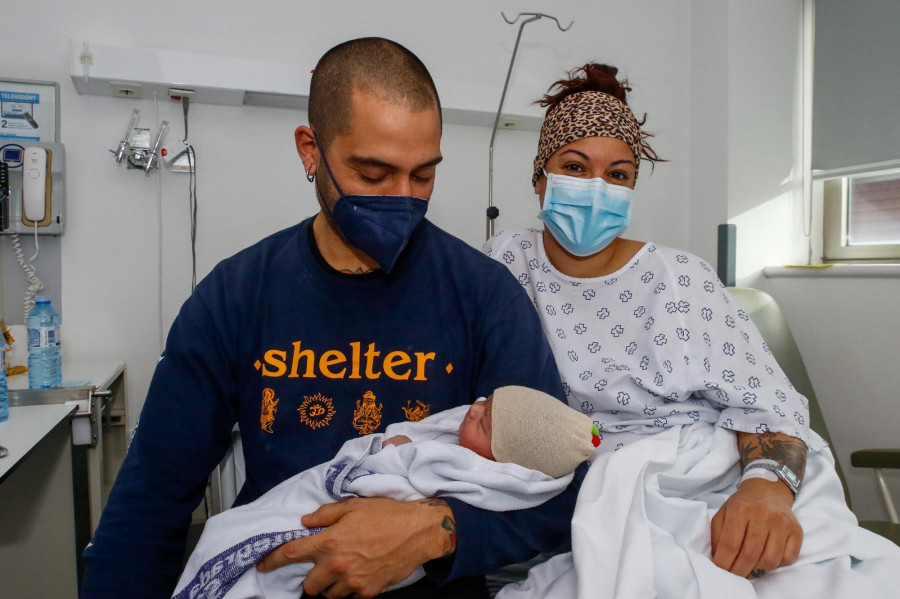 La viguesa Maré se convierte en la primera bebé del año en nacer en el centro de Ande