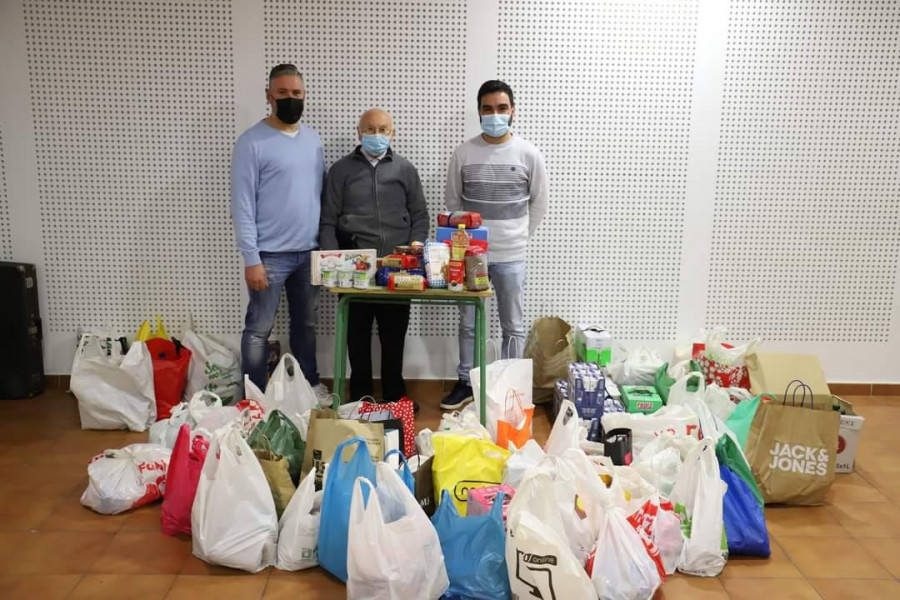 Ribadumia Agárdate, la Músico Cultural y el CRA llenan las arcas de Cáritas de juguetes y alimentos