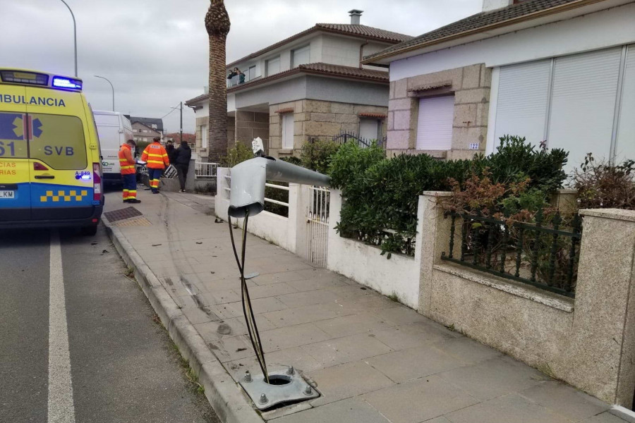 Herido el conductor de una furgoneta que se salió de la vía e impactó contra una farola y un muro en Sanxenxo