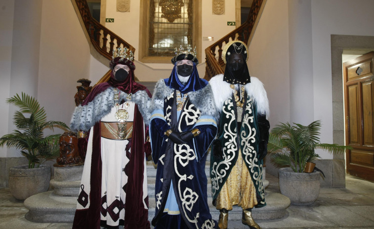 La llegada de los Reyes Magos a Arousa arranca sonrisas bajo las mascarillas