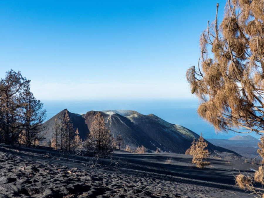 El volcán de La Palma todavía emana gases nocivos aunque ya lleva varios días apagado