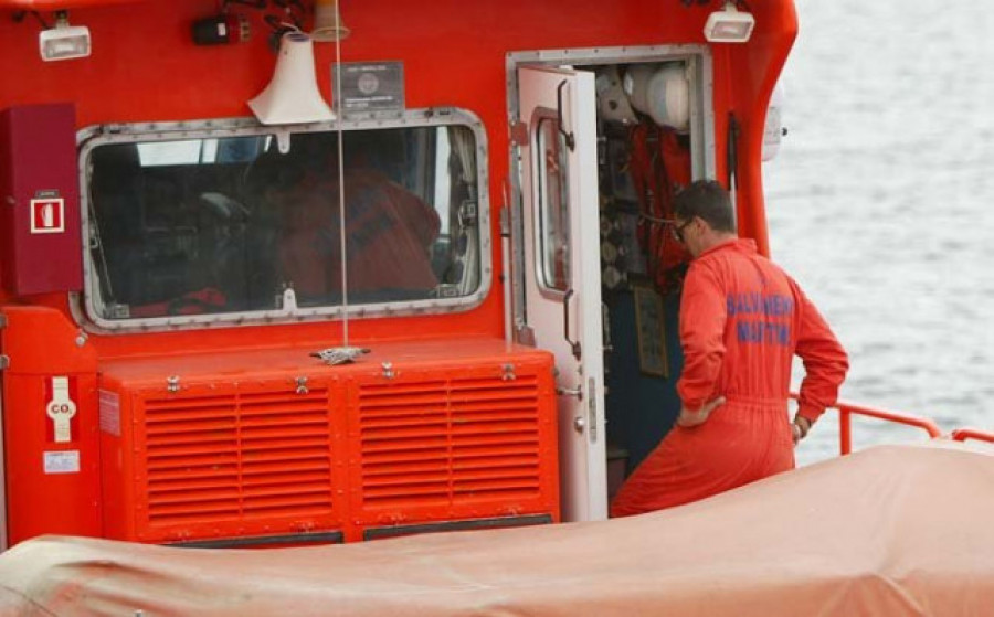 Rescatados ilesos los ocho tripulantes de un pesquero de Viveiro hundido en Avilés