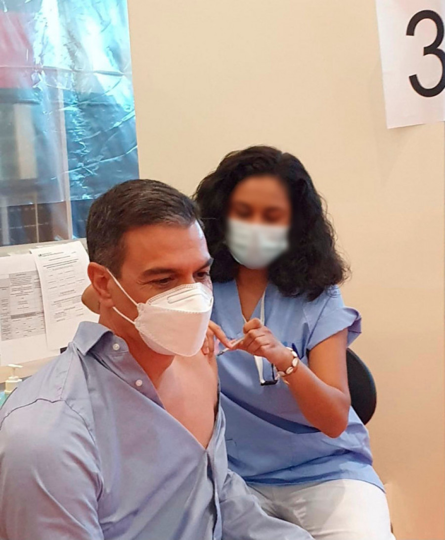 Pedro Sánchez recibe la tercera dosis de la vacuna contra el coronavirus