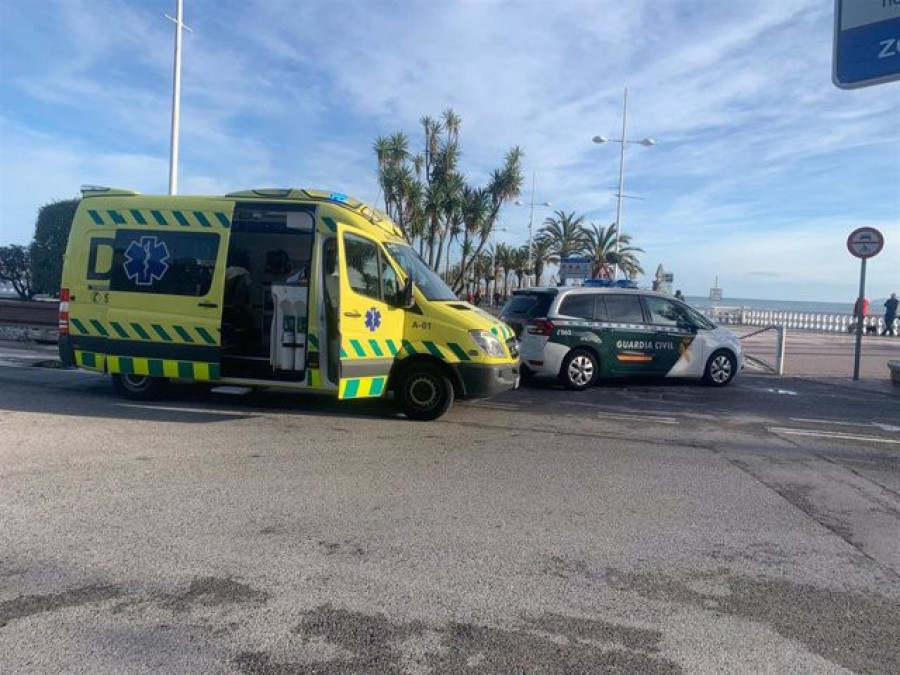 Herida una mujer con la oreja semiamputada tras ser arrastrada por una ola en Castro Urdiales (Cantabria)