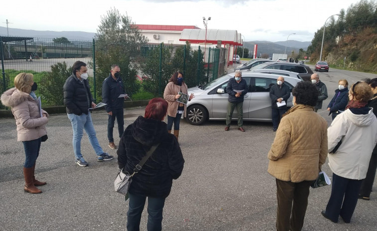 El PP acude a Bamio a explicarle a los vecinos el proyecto de vía peatonal que los unirá con Carril