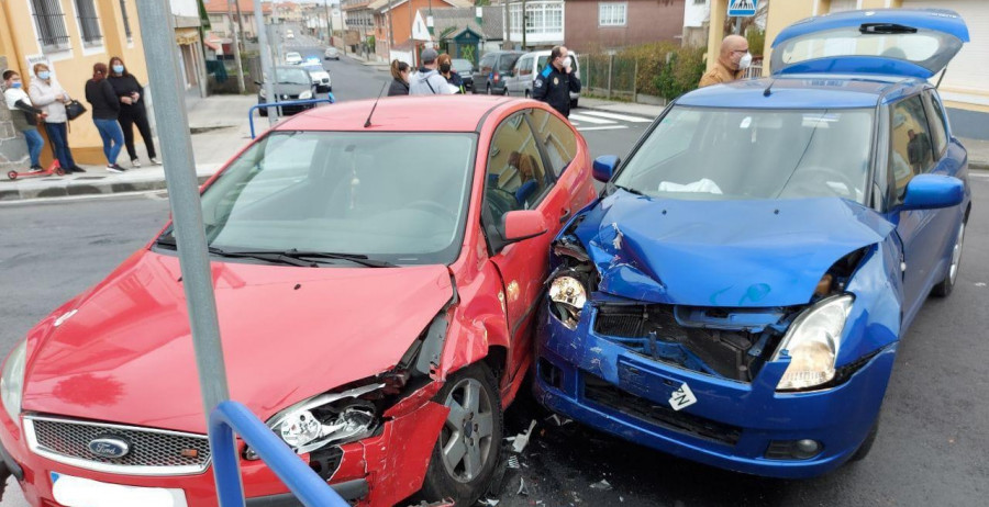 Siete personas, dos de ellas menores, resultan heridas en un choque frontolateral en Ribeira