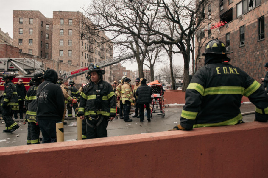 Un trágico incendio causa al menos 19 muertos en Nueva York, 9 de ellos niños