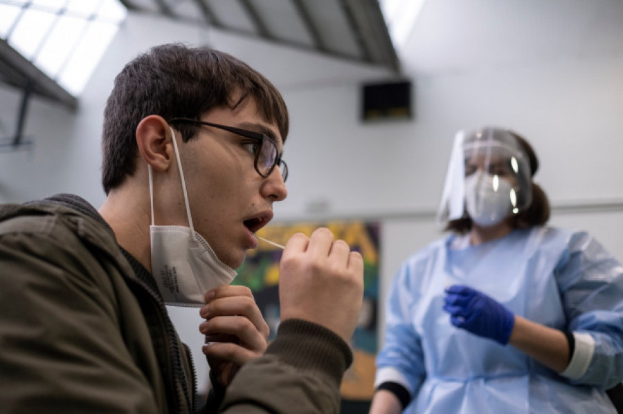 La Xunta repartirá 50.000 test de saliva en los colegios para hacer cribados en las aulas donde haya un positivo