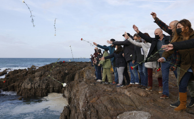 El último homenaje a Ramón Sampedro en As Furnas, la playa de su fatal caída