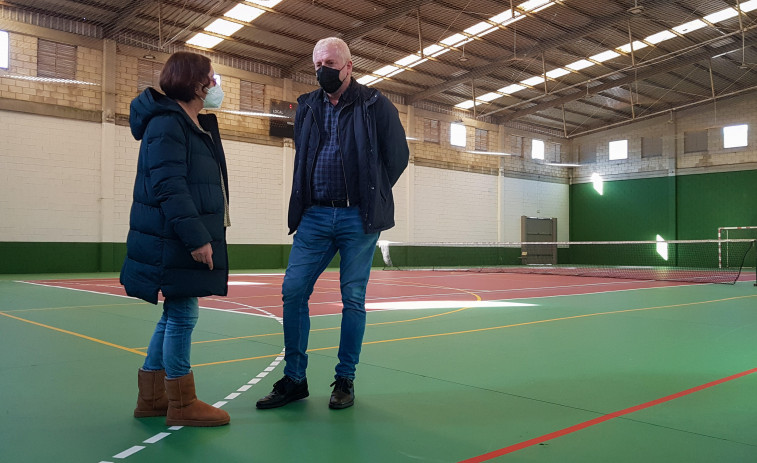 Acometen varias mejoras en el polideportivo de A Tomada, a la espera de reparar filtraciones