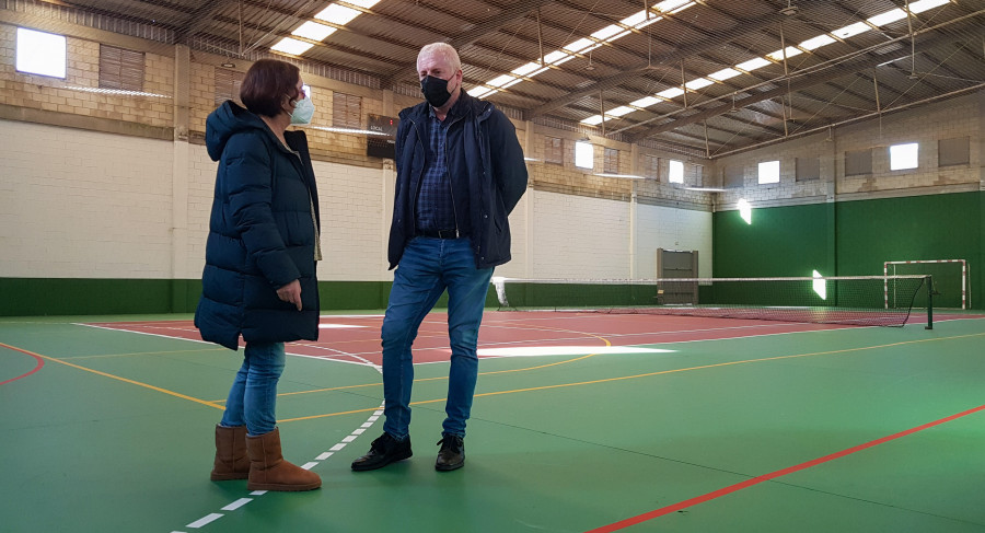 Acometen varias mejoras en el polideportivo de A Tomada, a la espera de reparar filtraciones