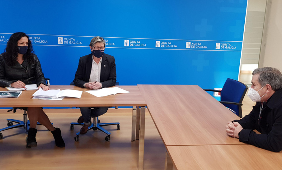 La Xunta y el Concello acuerdan redistribuir los polémicos bancos y bolardos del puerto de Palmeira