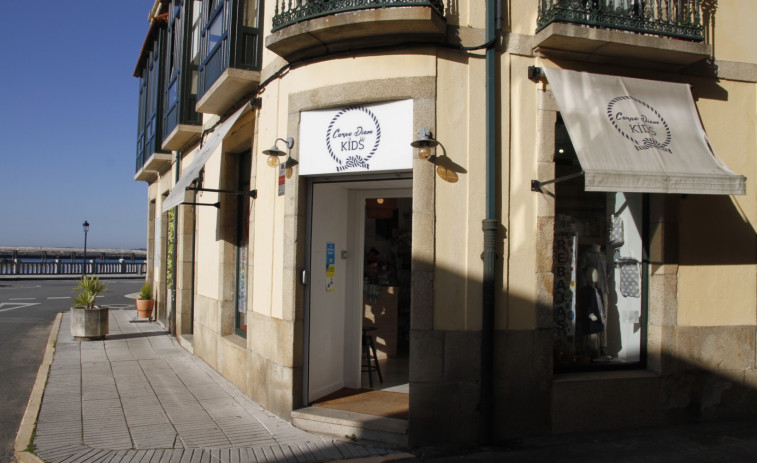 Buscan por tierra y aire a un encapuchado que atracó una tienda de Vilanova con una pistola