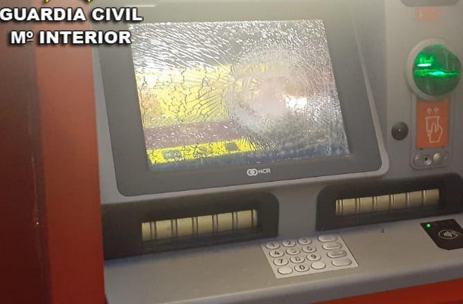 Identifican a un vecino de Vilagarcía por golpear y romper la pantalla de un cajero en Vilanova