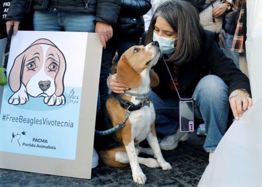 Unos 450 manifestantes rechazan en Barcelona el presunto sacrificio de perros en el Parc Científic