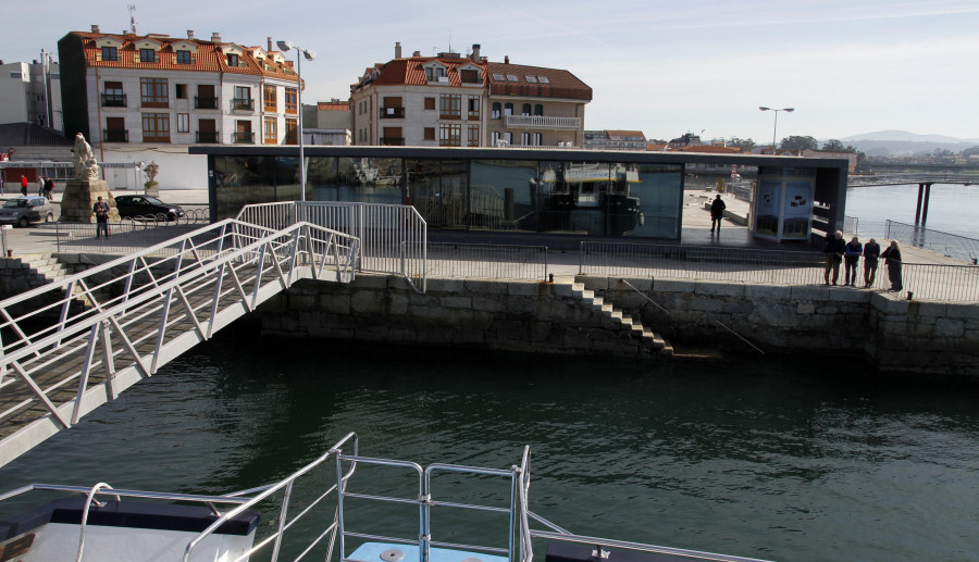 Rescatan caída la noche a los dos tripulantes de un bote de recreo a la deriva gracias a la luz de la linterna de los móviles